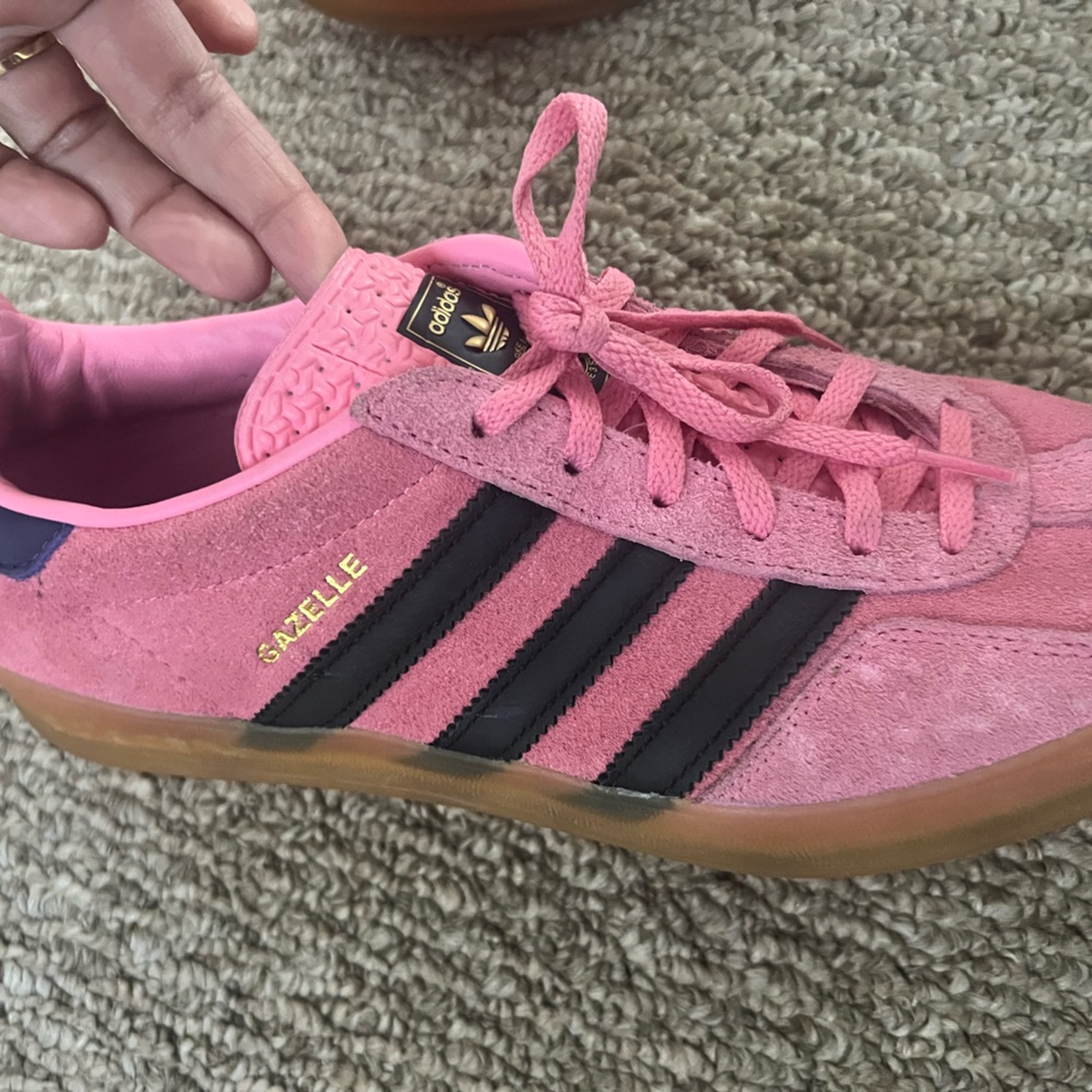 Beautiful pink Adidas Gazelle size 9 . I worn them probably 3 times .
